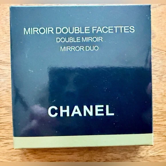 Chanel RED Miroir Double Facettes Double Mirror 
Mirror Duo

NEW in Box. - Picture 2 of 10